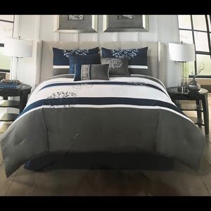 7 piece Q bedding set- Never used!